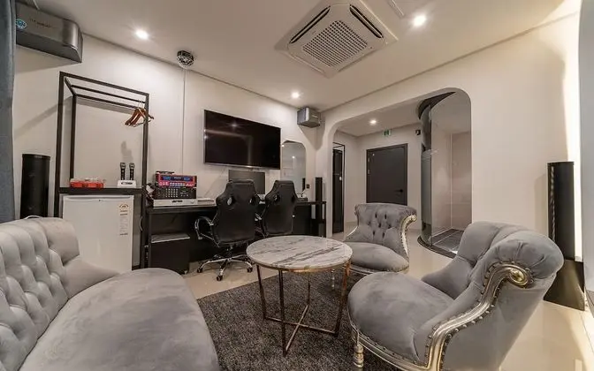 Oda (Premier Suite (Karaoke Party Room))