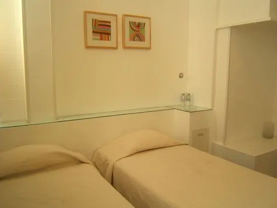 Tek Büyük veya İki Ayrı Yataklı Oda, Ortak Banyo