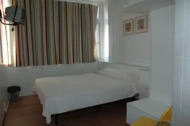 Tek Büyük veya İki Ayrı Yataklı Oda, Ortak Banyo