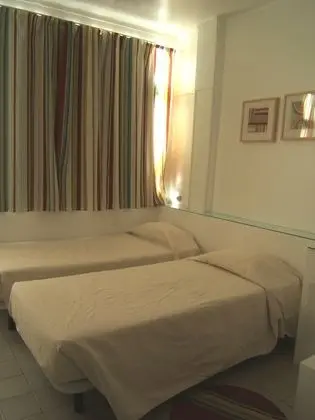 Tek Büyük veya İki Ayrı Yataklı Oda, Ortak Banyo