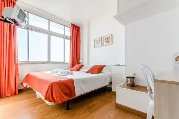 Tek Büyük veya İki Ayrı Yataklı Oda, Ortak Banyo