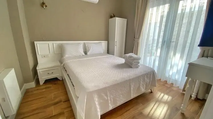Superior Oda - Çift Kişilik Tek Yatak, Havuz Manzaralı