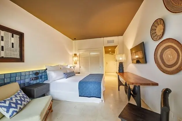 Tek Büyük Yataklı Oda, Balkon, Havuz Manzaralı (1 adult+ 2 children)