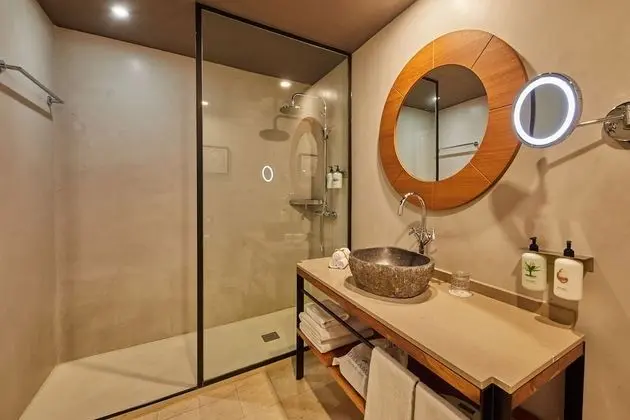 Tek Büyük Yataklı Oda, Balkon, Havuz Manzaralı (1 adult+ 2 children)