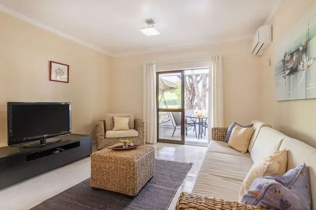 Apart Daire, 2 Yatak Odası, Teras, Havuz Manzaralı