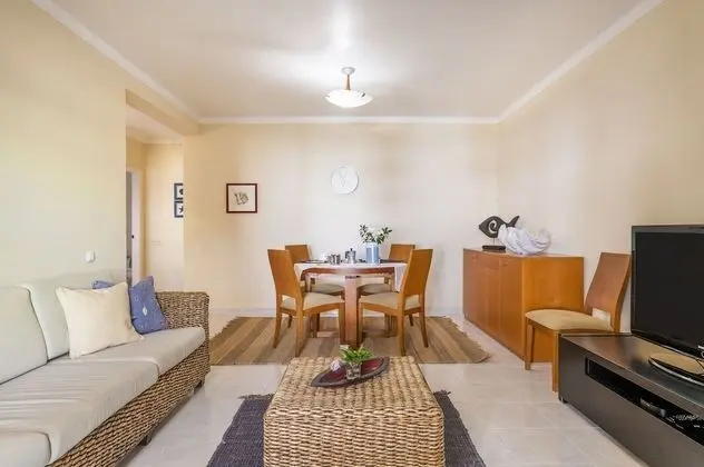 Apart Daire, 2 Yatak Odası, Teras, Havuz Manzaralı