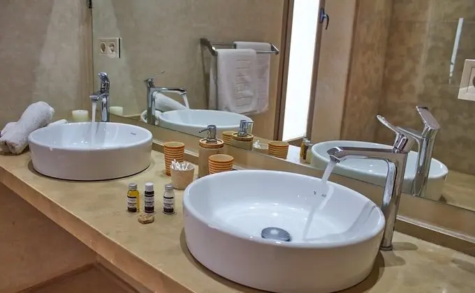 Tek Büyük Yataklı Oda, Havuz Manzaralı (Oliviers)