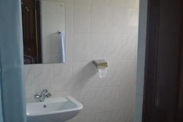 Üç Kişilik Oda, Sigara İçilmez
