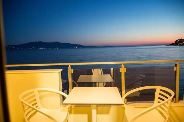 Tek Büyük veya İki Ayrı Yataklı Oda, Balkon, Deniz Manzaralı
