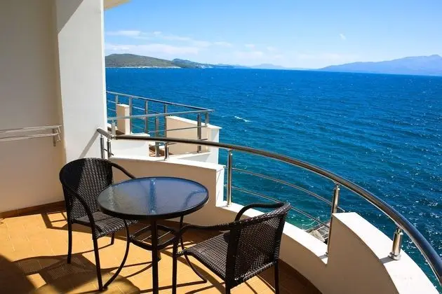 Tek Büyük veya İki Ayrı Yataklı Oda, Balkon, Deniz Manzaralı