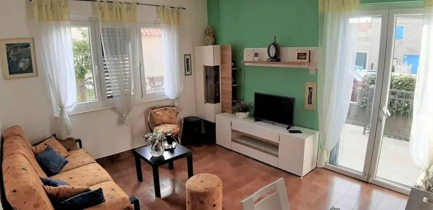 Ev (Jaroje - 80m from the beach with park)