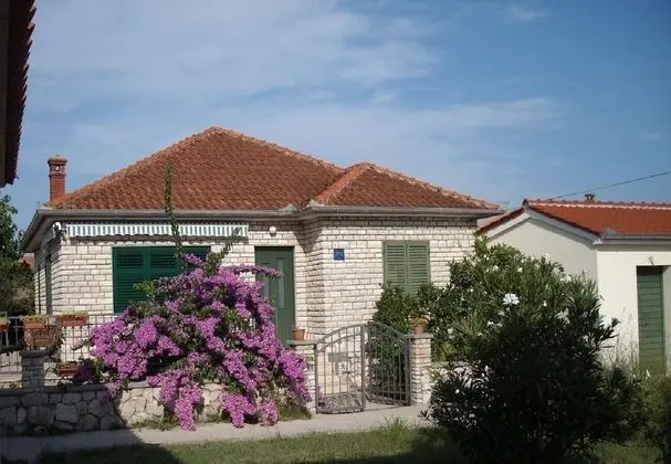 Ev (Jaroje - 80m from the beach with park)