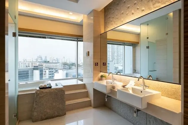 Presidential Jacuzzi Suite