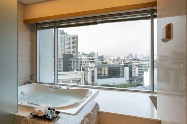 Presidential Jacuzzi Suite