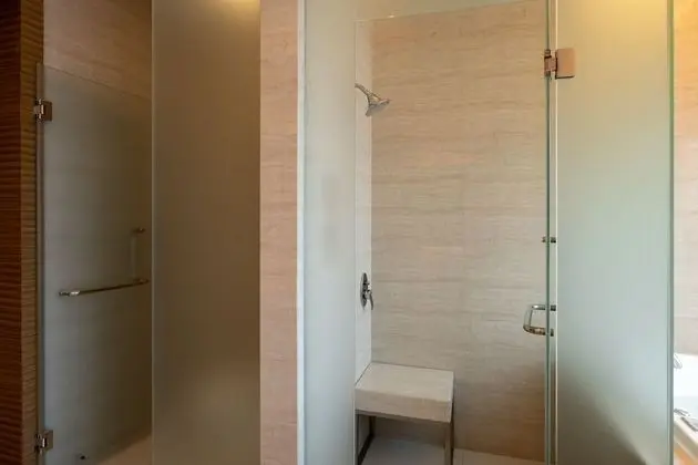 Presidential Jacuzzi Suite