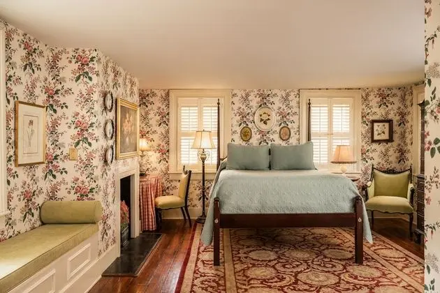 Carriage House Queen