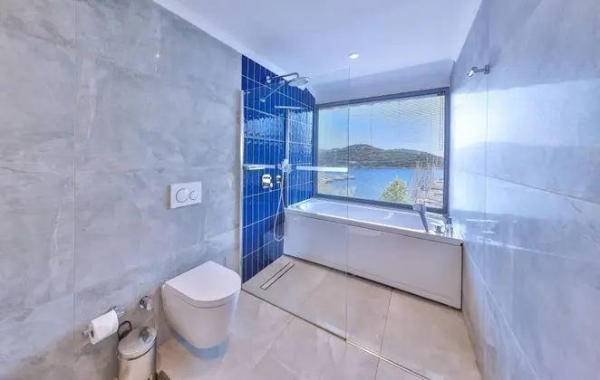 Salvia Oda, Deniz Manzaralı, Jakuzili