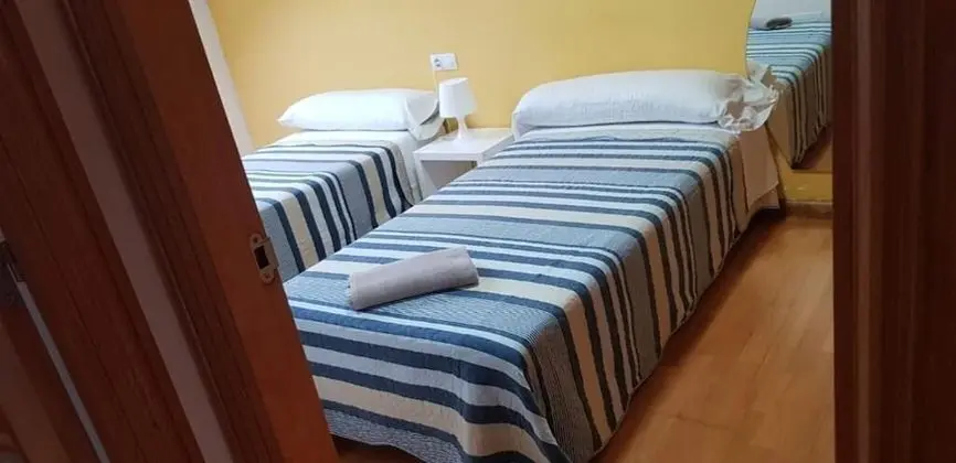 İki Ayrı Yataklı Oda, Ortak Banyo