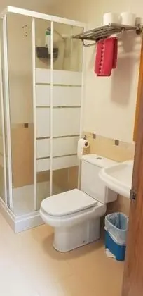 İki Ayrı Yataklı Oda, Ortak Banyo