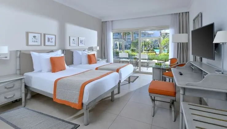 Superior Oda, Havuz Manzaralı (1 Queen Bed or 2 Twin Beds)
