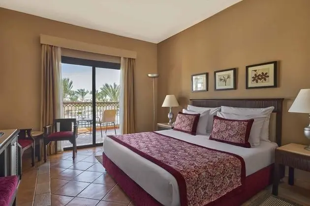 Superior Oda, Havuz Manzaralı (Queen or Twin Beds)