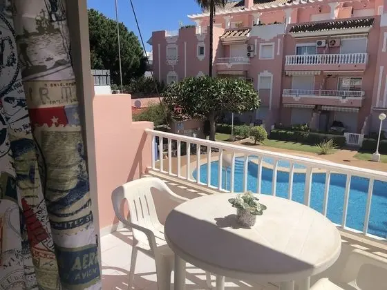 Stüdyo, Havuz Manzaralı