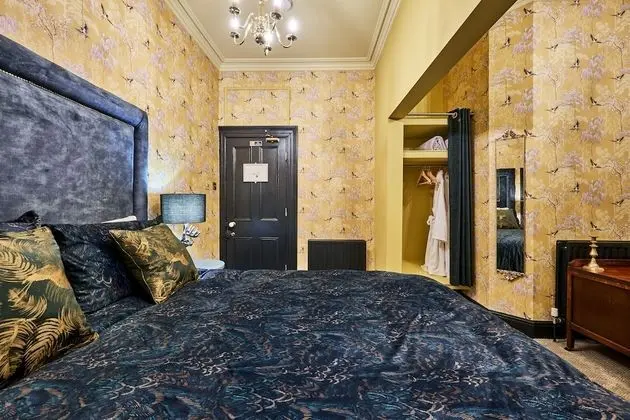 Tek Büyük Yataklı Oda (Gay McIntyre)