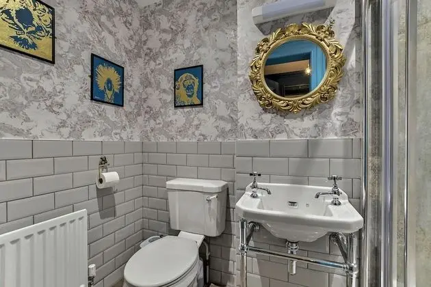 Tek Büyük Yataklı Oda (Gay McIntyre)