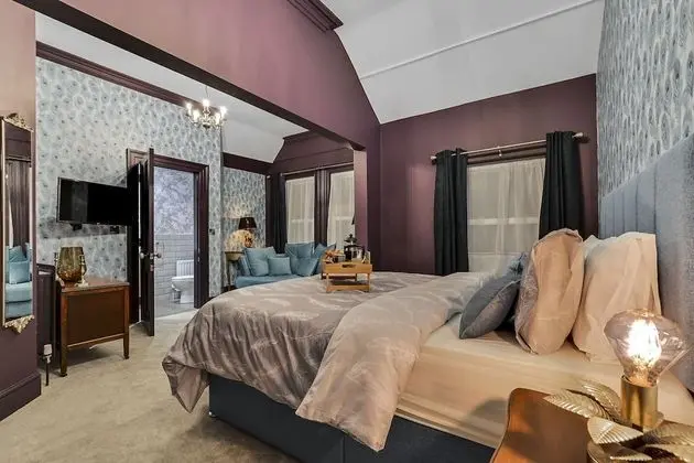 Tek Büyük Yataklı Oda (Gay McIntyre)