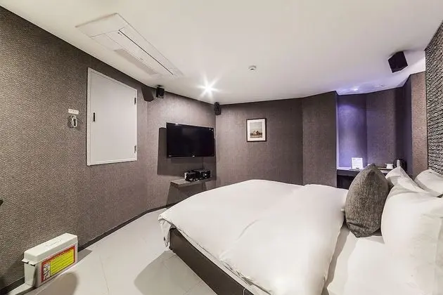 Deluxe Room (Extra fee applies for 2+ consecutive nights stay)
