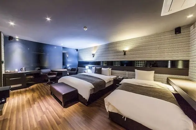 Suite Twin (Extra fee applies for 2+ consecutive nights stay)