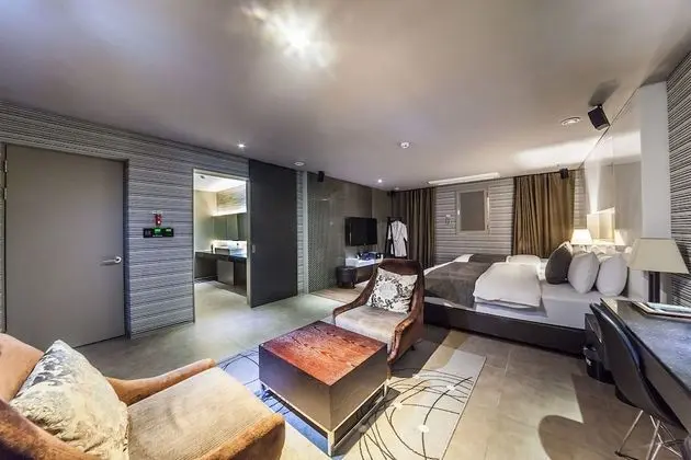 Suite Twin (Extra fee applies for 2+ consecutive nights stay)