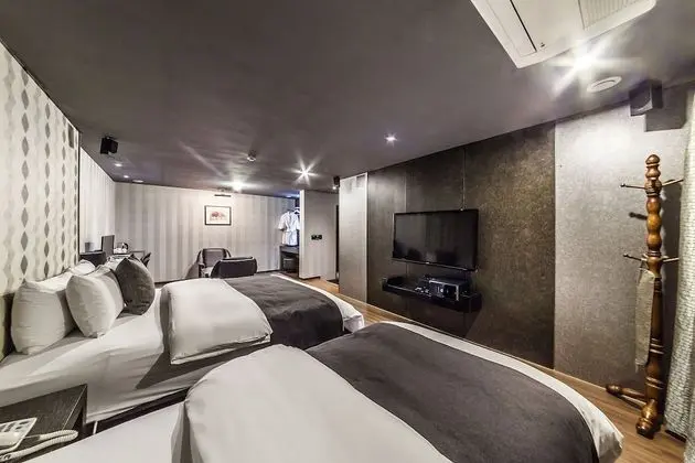 Suite Twin (Extra fee applies for 2+ consecutive nights stay)