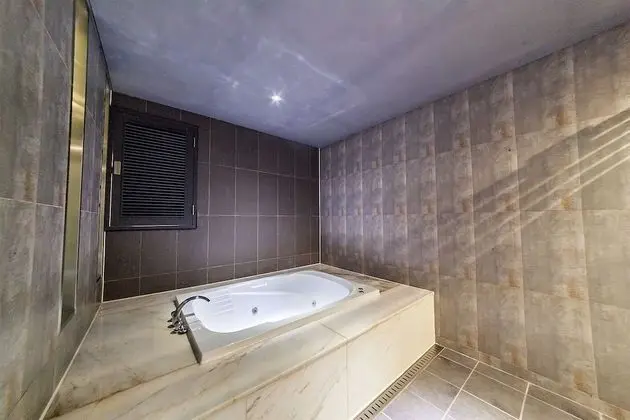 Suite Twin (Extra fee applies for 2+ consecutive nights stay)