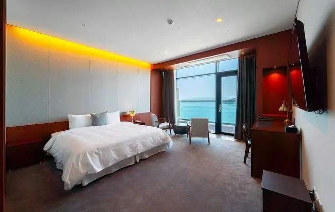 [3rd Anniversary Offer] Deluxe King Room (Full Ocean View)