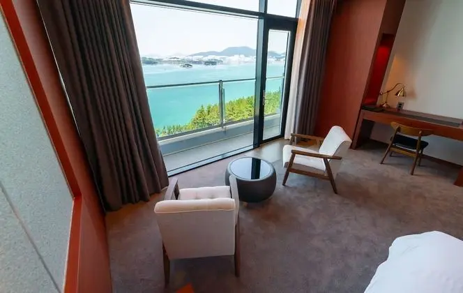 [3rd Anniversary Offer] Deluxe King Room (Full Ocean View)