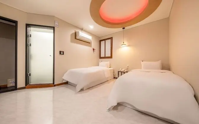 Oda (Twin Room (65-inch TV Netflix twin be)