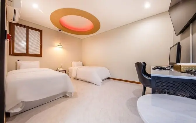 Oda (Twin Room (65-inch TV Netflix twin be)