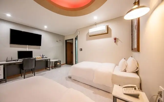 Oda (Twin Room (65-inch TV Netflix twin be)