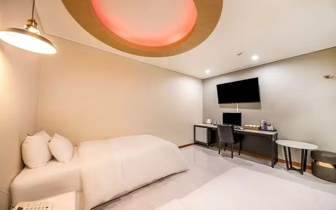 Oda (Twin Room (65-inch TV Netflix twin be)