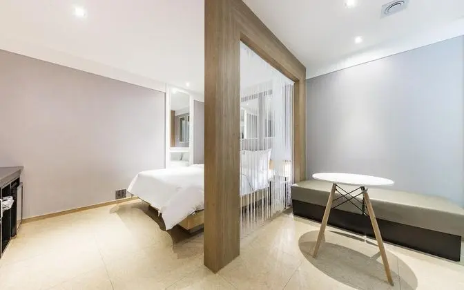 Oda (Premium movie room (Q bed/75" TV)