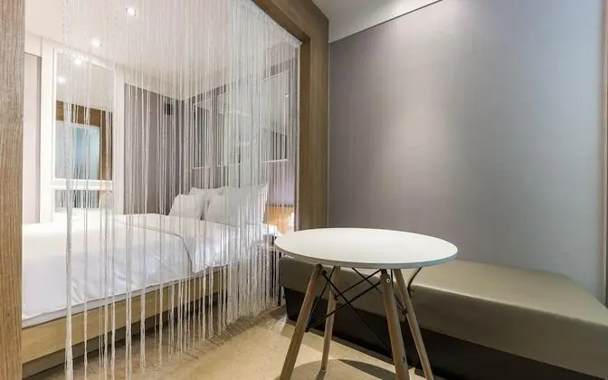 Oda (Premium movie room (Q bed/75" TV)