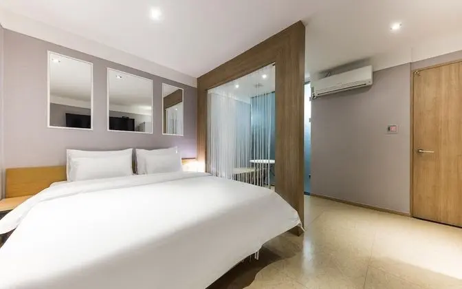 Oda (Premium movie room (Q bed/75" TV)