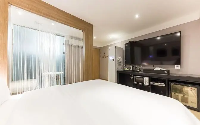 Oda (Premium movie room (Q bed/75" TV)