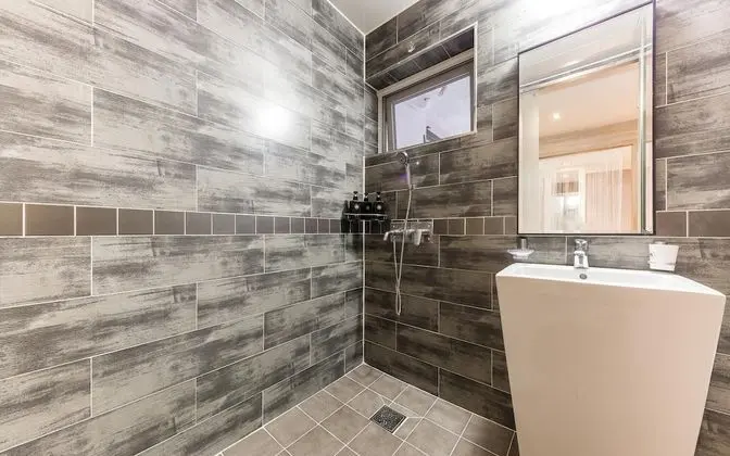 Oda (Premium movie room (Q bed/75" TV)