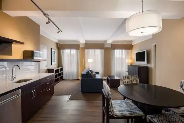 Süit, 1 En Büyük (King) Boy Yatak, Sigara İçilmez (Dining Table;Living Room;with Sofabed)