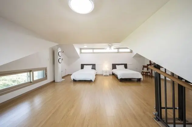 148sqm, Duplex (base occupancy 5, pay onsite 20000 KRW per extra person)