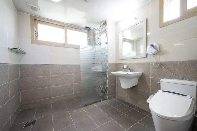 99sqm, B Type (base occupancy 4, pay onsite 20000 KRW per extra person)