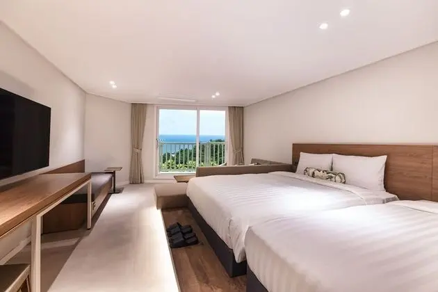 [Tourist Package] Premier Room-Room 1 night + breakfast 2 people + 2 tickets to tourist attractions