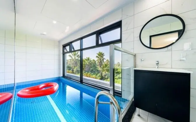 Oda (Room 201 (Indoor Pool))